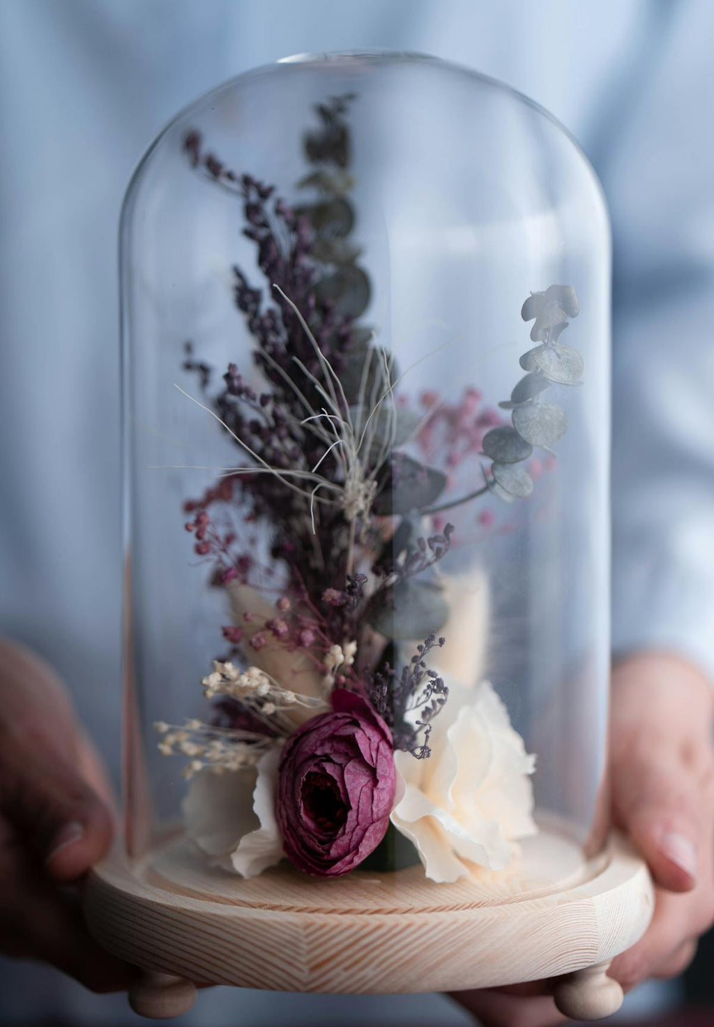 Arrangement floral préservé sous dôme de verre — idée cadeau